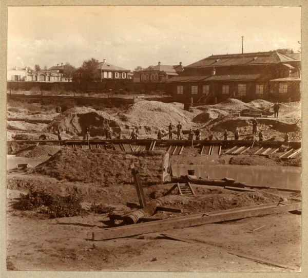 Gold-prospecting work near the Berezovskii mine. 1910