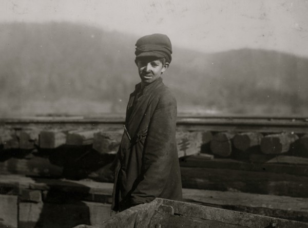 Harley Bruce. a young coupling-boy at tipple of Indian Mountain Mine, of Proctor Coal Co., near Jellico, Tenn.  1908