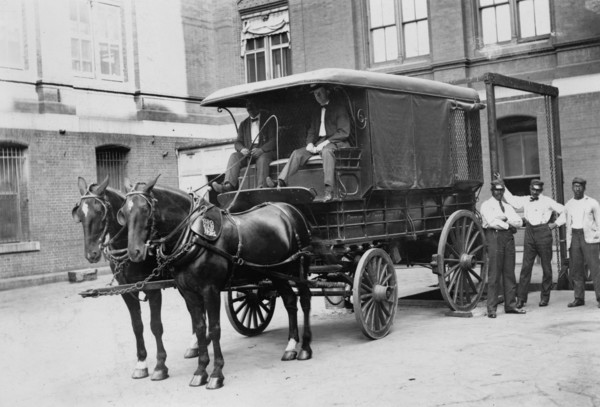 Horse-drawn wagon outside Bureau of Engraving and Printing building 1912