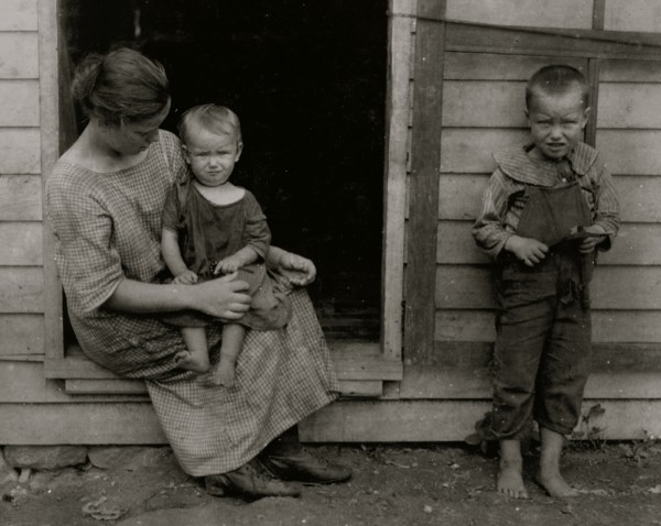 la Feebach, 15-year old girl at home for housework. Father, Rufus Feebach, Route 4, Cynthiana, Ky. Near Hookstown School.  1916