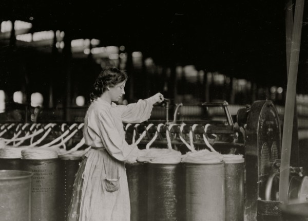 Lincoln Cotton Mill, Evansville, Ind. Girl at Slubber 1908
