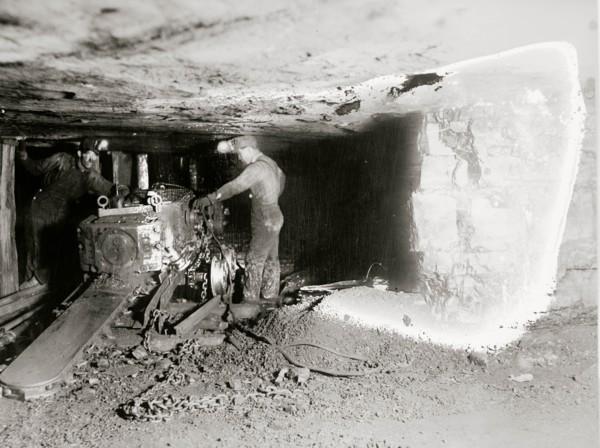 Mine Machinery operated to gouge a horizontal shaft 1922