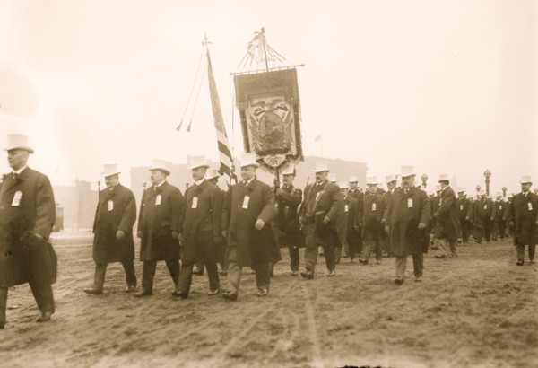 Taft Inaugural Parade, J.G. Blaine marching before Young Men's Club of Cincinnati, Washington, D.C 1909