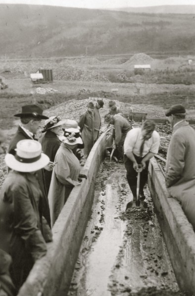 Taking gold from Chatanika, sluice-box 1915