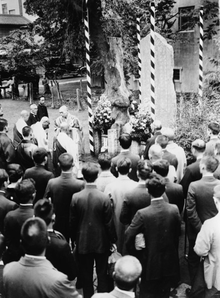 Unveiling memorial to Chinese at Tokyo