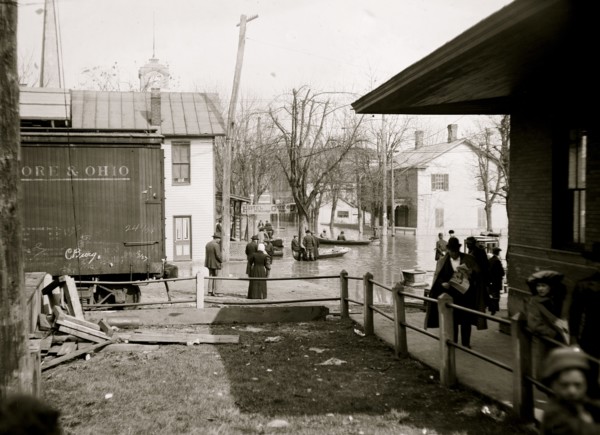 Town flooded by river 1924