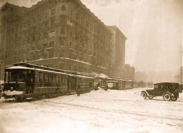 Washington DC Blizzard in 1922, Trolleys all stuck and lined up 1922