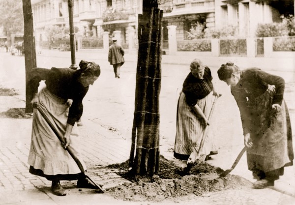 Women in War-time, Berlin