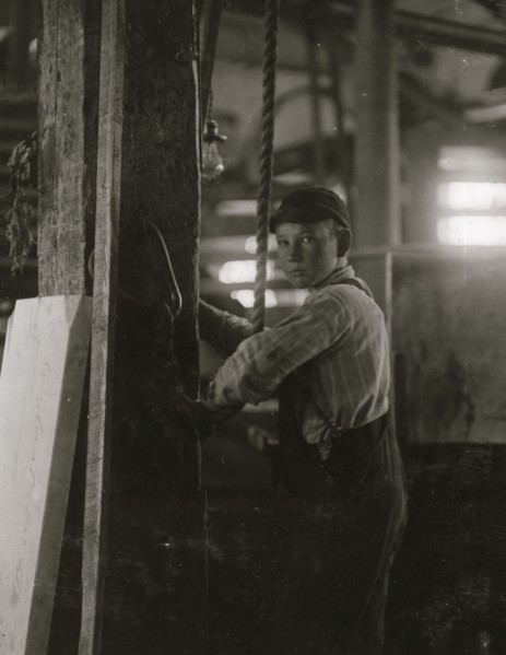 Young boy running machine in Vermont Marble Co., Centre Rutland, VT 1910