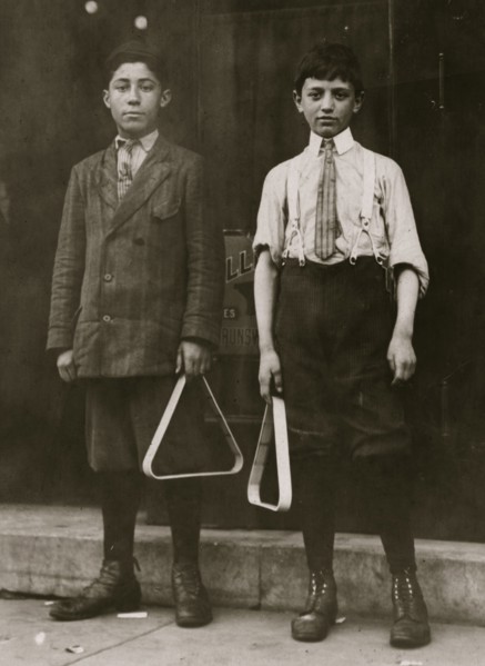 Young Girls (not the youngest) working in Peters Shoe Co., De Soto, Mo.  1912