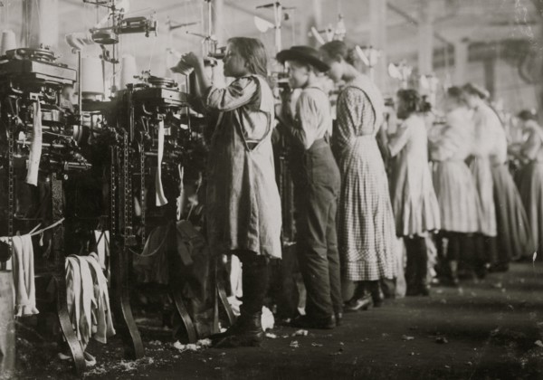 Young knitters in the Loudon Hosiery mills. 1910