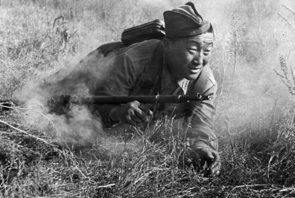 World war 2, battle of stalingrad, kalmyk guardsman bamba ochir kikidjeyev, an ammunition carrier, is keeping his crew supplied with mines northwest of stalingrad, december 1942.