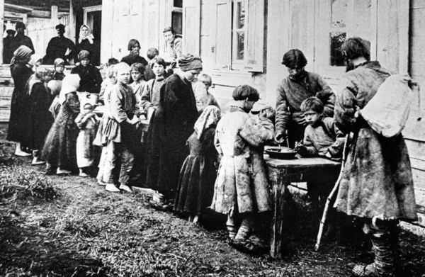 Russian peasants lined up at soup kitchen set up by s, vishnyakova in the novaya sloboda village in the lukoyanvsk district, 1800s.
