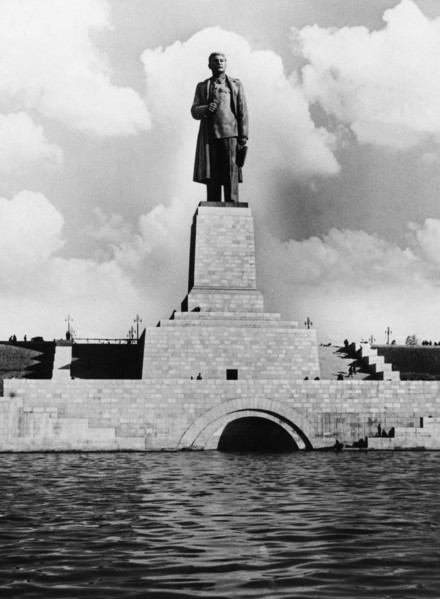 Monument to joseph stalin erected at the entrance to the lenin volga-don shipping canal, 1952.