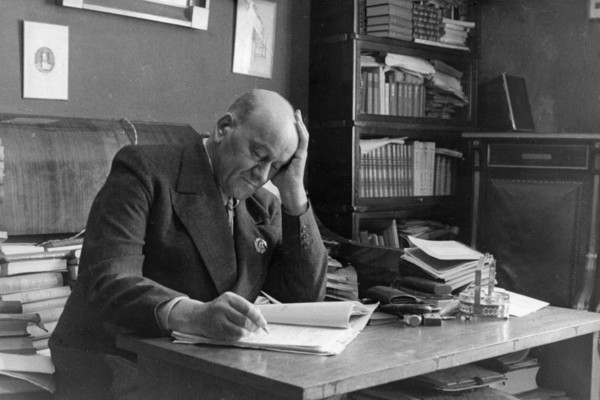40th anniversary of the gorky academic art theater of the ussr in moscow, people's artist of the ussr, leonid leonidov, at work on his production of maxim gorky's play 'dostigayev and others', october...