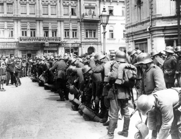Newly-arrived german anti-communist interventionists in kiev in august 1918.