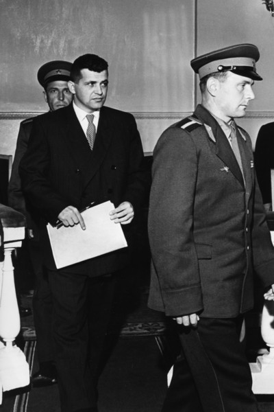 U2 spy plane pilot francis gary powers at his trial in moscow, ussr, august 1960, with guards.