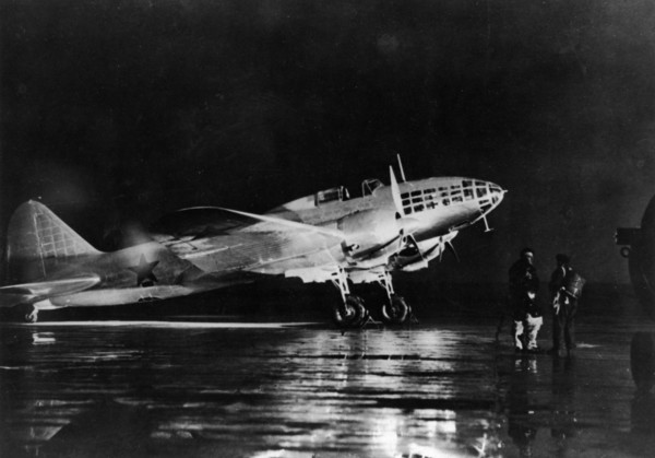 An ilyushin-41 (il-4) soviet twin-engined medium bomber, 1940s.