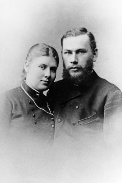 Portrait of leo tolstoy with his wife, sofia andreyevna tolstoya in 1888.