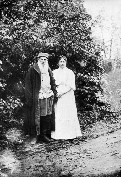 Leo tolstoy with his wife sofia andreyevna at yasnaya polyana on their wedding anniversary, september 23, 1905.