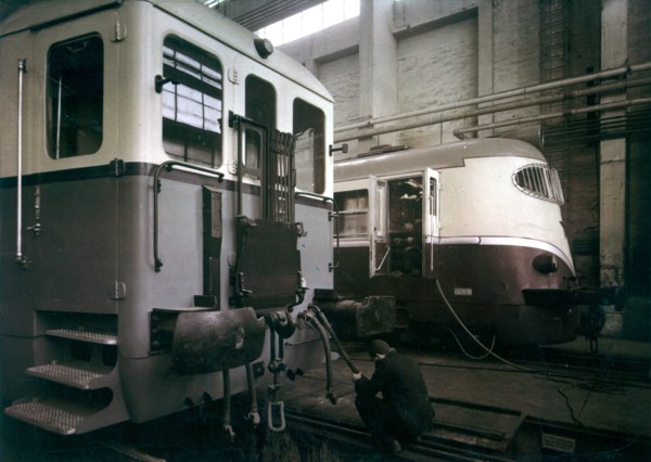 Trains made in the ganz factory, the green one is for poland and the red one is for czechoslovakia, hungary, 1950s.