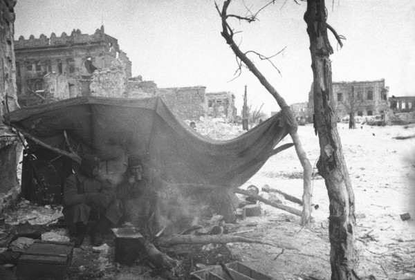 World war 2, battle of stalingrad, two red army soldiers having a meal during a break in the action, 1943.