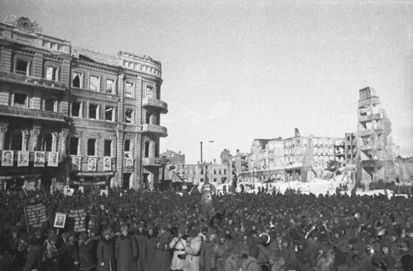 World war 2, battle of stalingrad, in liberated stalingrad, a rally is held for general rodimtsev's heroes, 1943.