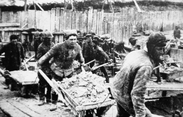Deported peasants and political prisoners used as slave labor to build the white sea - baltic canal (belomarkanal) in northern european russia, ussr, 1932.