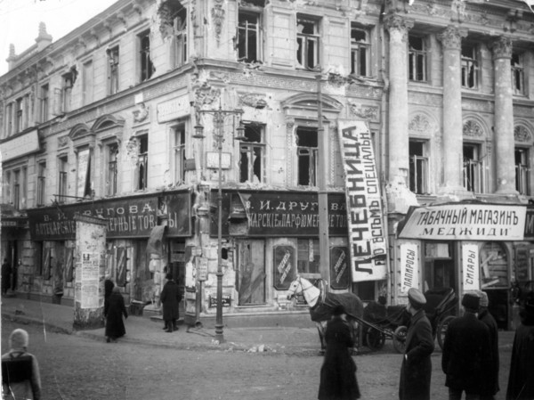 Nikitskie vorota in moscow after a battle in october 1917, (credit: tass/sovfoto).