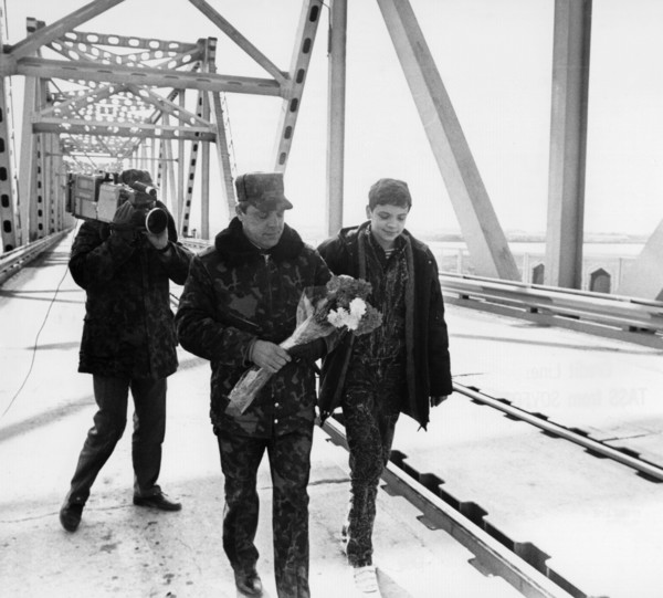 Withdrawal from afghanistan, lieutenant general b, gromov, the last soviet soldier to cross the soviet-afghan border along the 960m long bridge over the amudarya river near the town of termez, uzbekis...