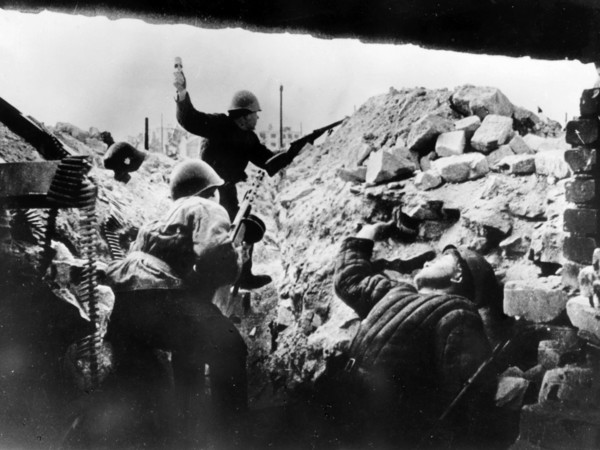Red army soldiers during the battle on mamayev hill in stalingrad, january 1943.