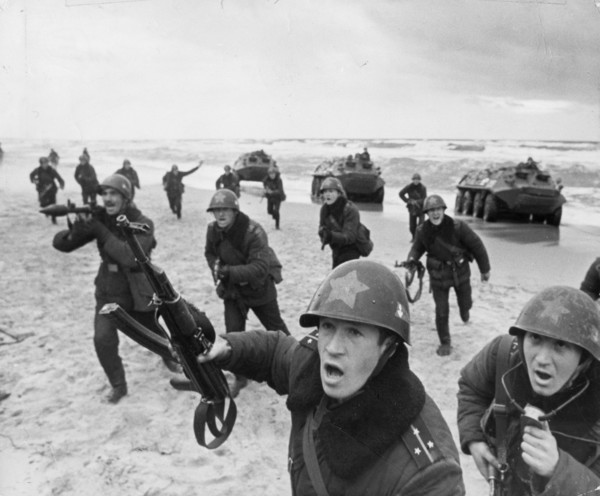 Company commander first lt, yevgeni samoilov leading his unit in an attack during maneuvers, november 1973.