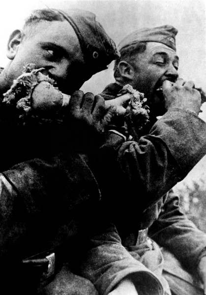 Ussr, smolensk region, vyazma, 1941, german soldiers have dinner.
