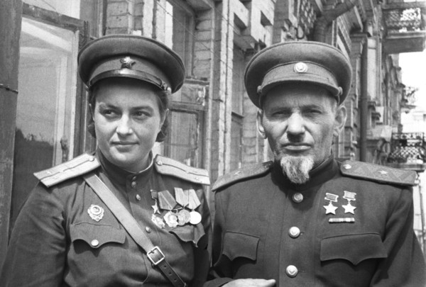 Twice hero of the soviet union major-general sidor kovpak and hero of the soviet union sniper lyudmila pavlichenko, 1944.