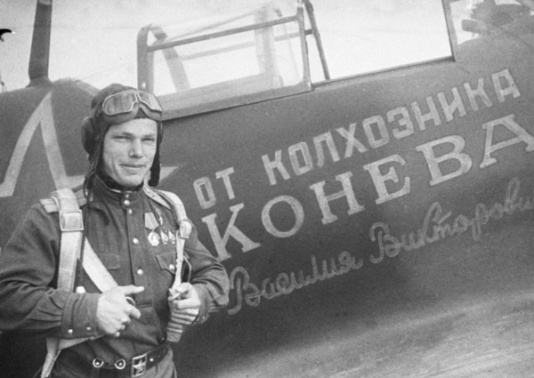 Great patriotic war, the second ukrainian front, hero of the soviet union ivan kozhedub is standing near the aircraft constructed on the money of vasily konev.