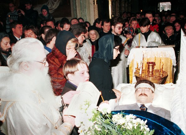 During funeral of vladislav listyev, investigative tv reporter and executive director of russian public television, listyev was gunned down by hired hitmen because of his investigations into the activ...