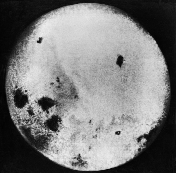 Photograph of the far side of the moon taken by the luna 3 space probe on october 28, 1959.