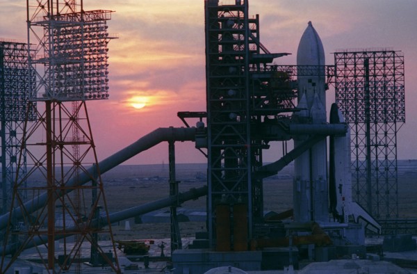 Baikonur cosmodrome, kazakh ssr, ussr, the launch vehicle 'energia' with the buran spacecraft on the launch pad, october 1988.