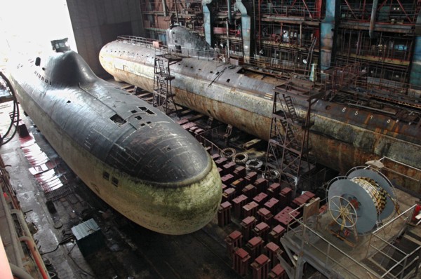 Murmansk region, russia, august 10,2006, a view of the first soviet k3 submarine i`leninsky komsomoli^, background, which is currently on berth at the nerpa ship-repairing plant, navy museum exhibits ...