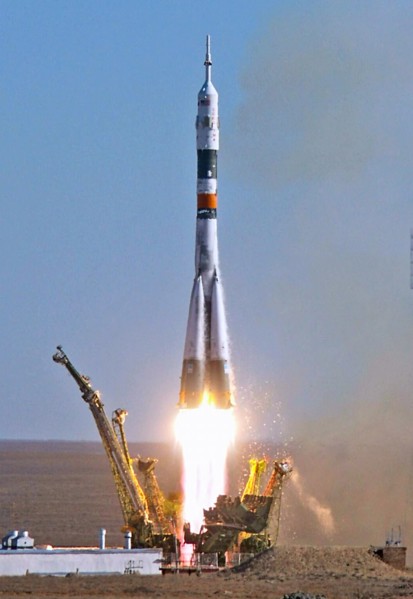 Soyuz tma-9 rocket carrying the 14th iss crew blasts off from a launch pad at baikonur cosmodrome in kazakhstan, september 18, 2006.