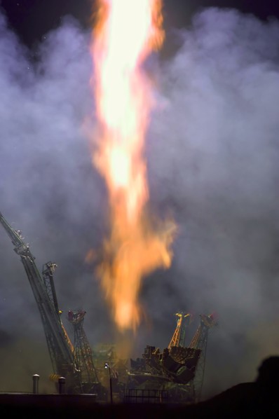 Russian soyuz tma-10 spacecraft, carrying the crew of iss expedition 15, blasts off from baikonur cosmodrome in kazakhstan, april 8, 2007.