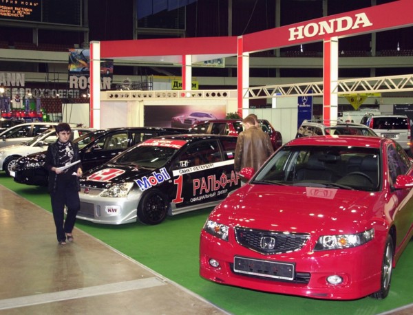St,petersburg, russia, april 7, 2004, picture shows cars of the japanese honda firm at the 'automobile world' motor-show opened at the 'peterburgsky' sport complex.