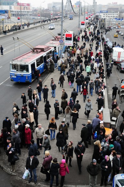 Moscow, russia, march 29, 2010, crowds of passengers await surface transport vehicles on krymsky bridge next to park kultury station after two blasts rocked stations on sokolnicheskaya line of the mos...
