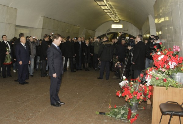 Moscow, russia, march 29, 2010, president of russia dmitry medvedev mourns at lubyanka moscow metro station, where he laid flowers at the scene of today’s suicide bombing, blasts rocked two stations o...