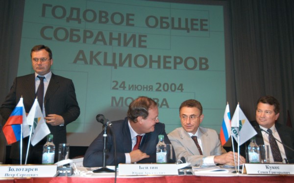 Moscow, russia, june 24, 2004, acting president of 'yukos rm' pyotr zolotarev, deputy head of yukos yuri beilin, head of nk yukos semen kukes, and head of 'yukos-moscow' steven theede (l-r), at the an...