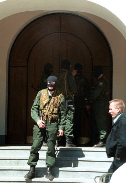 Moscow, russia, may 11, 2000, the tax police officers wearing masks seen at the entrance of the office of media-most holding, headed by vladimir gusinsky, where searches were made in connection with c...