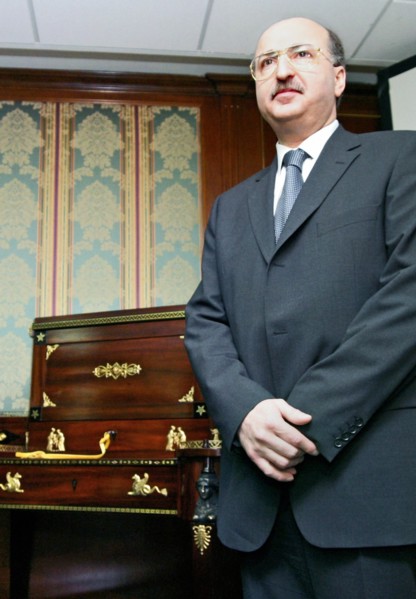 Patron of the arts david davidovich yakobishvili, ceo of wimm-bill-dann (russia-based dairy and juice packaging company), who has handed over a bureau (l) by royal cabinetmaker hambs to representative...