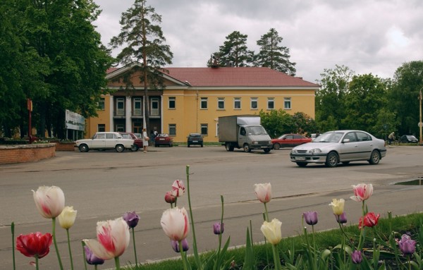 Dubna, moscow region, russia, sovietskaya (soviet) square in the town of dubna, moscow region, june 2006.