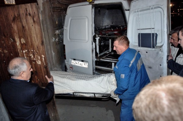 Members of a rescue crew carry out the body of journalist anna politkovskaya, the novaya gazeta special correspondent anna politkovskaya was found shot dead in the hallway of the building where she li...