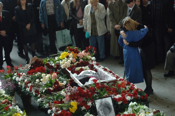 Daughter of slain journalist anna politkovskaya vera (r foreground) attends wake for her mother at troyekurovskoye cemetery, moscow, russia, october 10, 2006.